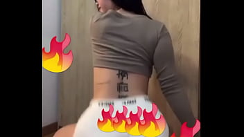 Perra bailando moviendo culote