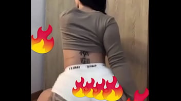 Perra bailando moviendo culote