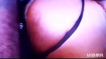 Une bite de bonobo toute noire est ensemble avec deux chaudasses