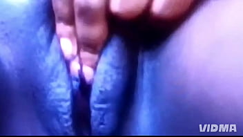 Une bite de bonobo toute noire est ensemble avec deux chaudasses