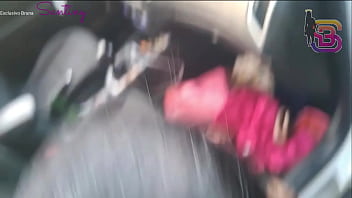 Quase que o corno do meu marido policial vê eu dando dentro do carro para um pau gigantesco