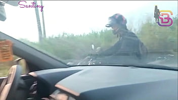 Quase que o corno do meu marido policial vê eu dando dentro do carro para um pau gigantesco