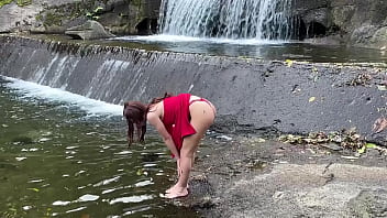 Fazendo A Farra Na Cachoeira Com A Amiga thumbnail