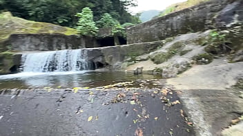 Fazendo a farra na cachoeira com a amiga