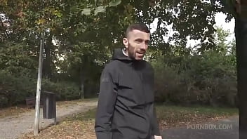 Bonkende triple kut actie op de kantoorbank met kille muren die haar gekreun weerkaatsen Bonkende triple kut actie op de kantoorbank met kille muren die haar gekreun weerkaatsen