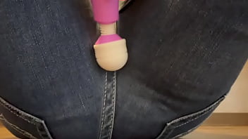 半ケツジーンズ状態で透明ディルドをおまんこに突っ込んで激しくオナニーしちゃってイキまくりました