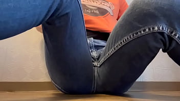 半ケツジーンズ状態で透明ディルドをおまんこに突っ込んで激しくオナニーしちゃってイキまくりました