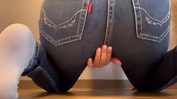 半ケツジーンズ状態で透明ディルドをおまんこに突っ込んで激しくオナニーしちゃってイキまくりました