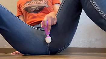 半ケツジーンズ状態で透明ディルドをおまんこに突っ込んで激しくオナニーしちゃってイキまくりました