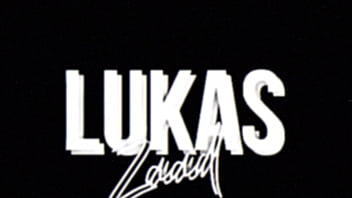 Fazendo a safada gemer metendo a rola senta no pau e goza