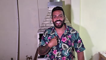 Trailer dedilhando a ninfeta violão