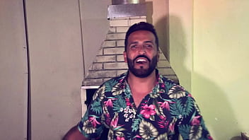 Trailer dedilhando a ninfeta violão