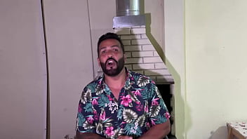 Trailer dedilhando a ninfeta violão