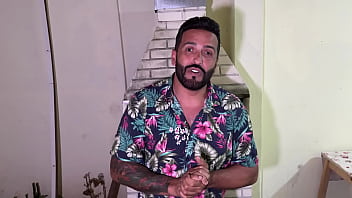 Trailer dedilhando a ninfeta violão