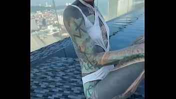 Hey is there someone who can bring me back to this pool over the roofs of pattaya #bikini #bikinimodel #feettattoo #in
