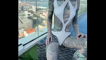 Hey is there someone who can bring me back to this pool over the roofs of pattaya #bikini #bikinimodel #feettattoo #in