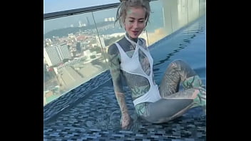 Hey is there someone who can bring me back to this pool over the roofs of pattaya #bikini #bikinimodel #feettattoo #in