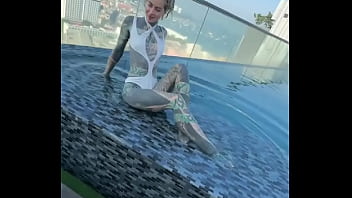 Hey is there someone who can bring me back to this pool over the roofs of pattaya #bikini #bikinimodel #feettattoo #in