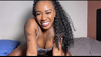 Cheguei da academia toda suada e vim mostra pra vocês a calcinha que fui pra academia queria tanto agachar no seu pau