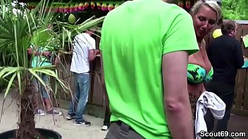 Mutti fickt mit jungspund direkt auf gartenparty