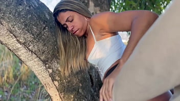 Sexo com um pirocudo no meio do mato