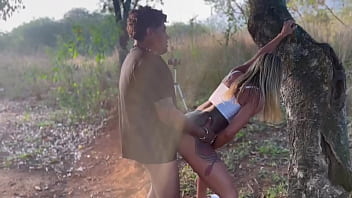 Sexo com um pirocudo no meio do mato