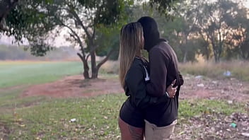 Sexo com um pirocudo no meio do mato