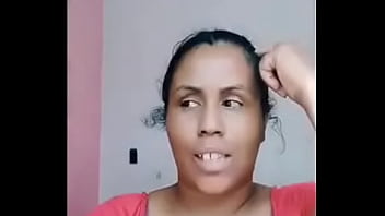 Moça ensina sobre o espaço