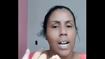 Moça ensina sobre o espaço