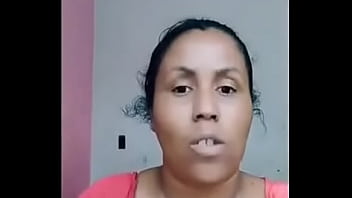 Moça ensina sobre o espaço