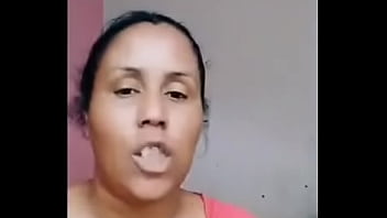 Moça ensina sobre o espaço