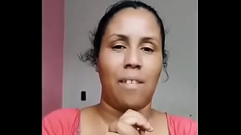 Moça ensina sobre o espaço