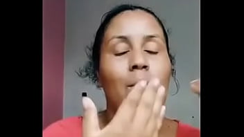 Moça ensina sobre o espaço