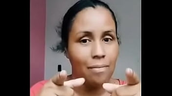 Moça ensina sobre o espaço