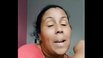 Moça ensina sobre o espaço