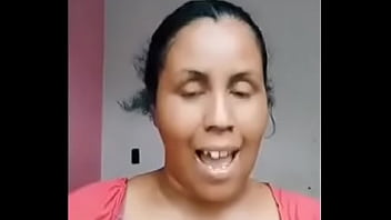 Moça ensina sobre o espaço