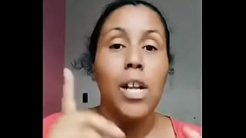 Moça ensina sobre o espaço