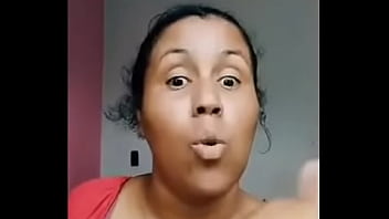 Moça ensina sobre o espaço