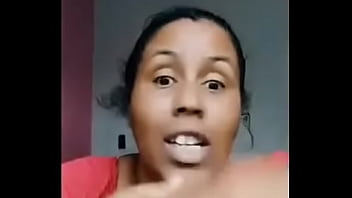 Moça ensina sobre o espaço