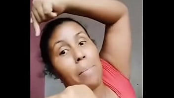 Moça ensina sobre o espaço