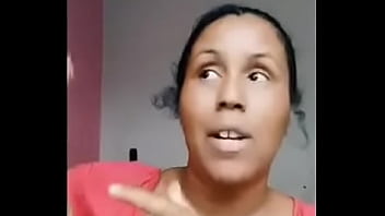 Moça ensina sobre o espaço