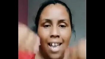 Moça ensina sobre o espaço