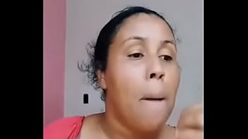 Moça ensina sobre o espaço