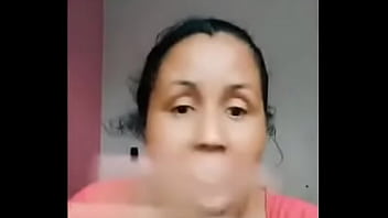 Moça ensina sobre o espaço