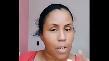 Moça ensina sobre o espaço