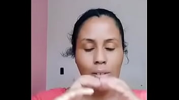 Moça ensina sobre o espaço