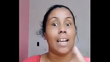 Moça ensina sobre o espaço