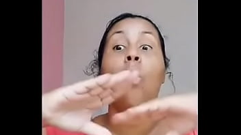 Moça ensina sobre o espaço