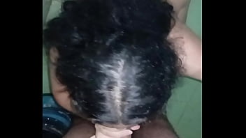 Me escape para el baño con mi amigo para mamarle la polla a escondido