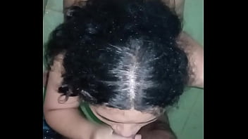 Me escape para el baño con mi amigo para mamarle la polla a escondido